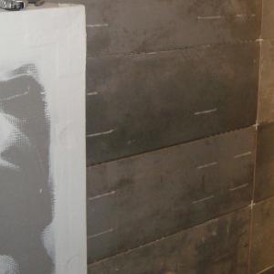 Flislegging på vegg.