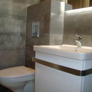 Vegghengt wc, servant, skap og speil med lys på baksiden.