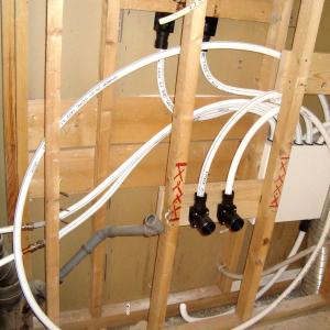 Montering av vannrør skjult i veggen.