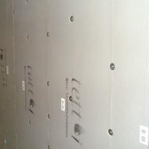 Våtromsplater på vegg, klart for flislegging.