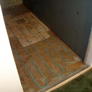 Legging av varmekabel på gulv.
