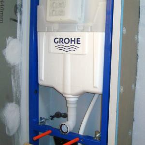 Innmat i vegghengt klosett.