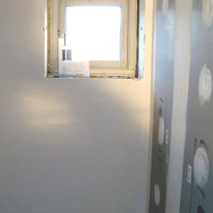 Nytt vindu, hvitmalt.