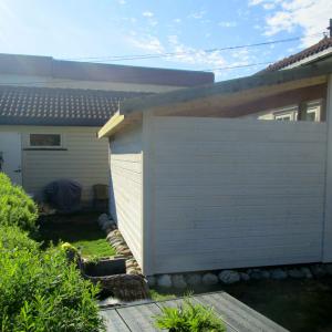 Ferdig overbygg sett fra utsiden. Hvitmalt kledning, skråtak.