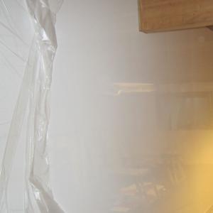 Montering av glatte hvite plater.