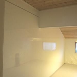 Kjøkkenrom med glatte hvite plater på alle vegger.