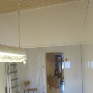 Kjøkkenrom med glatte hvite plater på alle vegger.